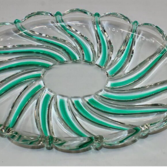 Mikasa Glass Candy Dish Bowl Oval Christmas Candy Green Swirl 9 1/4" x 6 1/2" - Picture 7 of 7